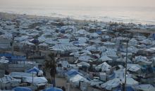 لقطاتٌ عامةٌ لخيامَ النازحين مُكدّسةً في ميناء مدينة غزة المُدمّر، ما يعكس ظروفًا معيشيةً مُزرية. ولا تزال الحياة اليومية صعبةً للغاية بالنسبة لغالبية السكان، 23 يناير/كانون الثاني 2026. صورة: عمر أشتوي