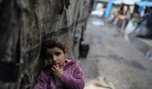 يعيش الفلسطينيون النازحون في خيام وملاجئ مؤقتة في مدارس الأونروا بعد أن دمرت الغارات الجوية الإسرائيلية منازلهم. وتمنعهم القيود التي يفرضها