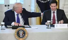 الرئيس الأميركي دونالد ترمب ووزير خارجيته ماركو روبيو خلال اجتماع مع مديري شركات النفط الأميركية في الغرفة الشرقية بالبيت الأبيض (أ.ف.ب).webp