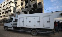 وصول 15 جثة لفلسطينيين سلمتها إسرائيل عبر اللجنة الدولية للصليب الأحمر إلى مجمع الشفاء الطبي في مدينة غزة، 29 يناير/كانون الثاني 2026. تصوير: عمر أشتوي