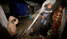 يُكافح الفلسطينيون النازحون، الذين يعيشون في خيام مؤقتة، من أجل البقاء في ظل ظروف قاسية ومعاناة متفاقمة، حيث اقتلعت الأمطار الغزيرة والعواصف العديد من خيامهم وأغرقتها في مدينة خان يونس جنوب قطاع غزة. 9 يناير/كانون الثاني 2026. صورة: محمد سلامة