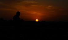 يمارس الفلسطينيون النازحون حياتهم اليومية في مخيم النصيرات بوسط قطاع غزة، في آخر يوم من عام 2025، في 31 ديسمبر/كانون الأول 2025، وسط ظروف إنسانية صعبة فرضها استمرار النزوح ونقص الاحتياجات الأساسية. صورة: رمزي أبو عامر