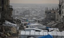 يواصل الفلسطينيون النازحون، الذين لجأوا إلى خيام مؤقتة ومدارس أو منازل متضررة بشدة، حياتهم وسط الأزمة الإنسانية المستمرة الناجمة عن الحصار الإسرائيلي في مخيم جباليا، شمال قطاع غزة، في 18 يناير/كانون الثاني 2026. صورة: عمر أشتوي