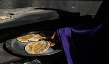 عائلات فلسطينية نزحت جراء الهجمات الإسرائيلية منذ 7 أكتوبر/تشرين الأول 2023، تأوي إلى مدرسة تابعة لوكالة الأونروا في حي تل الهوى بمدينة غزة. 26 يناير/كانون الثاني 2026، بعدسة عمر أشتوي