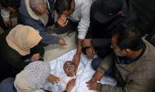 وصل جثمان منار سعيد المدهون، 41 عامًا، إلى مجمع ناصر الطبي بعد إصابته برصاص الجيش الإسرائيلي في منطقة الإقليمي، جنوب خان يونس في جنوب قطاع غزة. 25 يناير/كانون الثاني 2026. صورة: طارق محمد