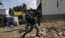 قوات إسرائيلية تهدم وتصادر عدد من المحلات التجارية المصنوعة من الكرفانات في السموع جنوب الخليل،31 ديسمبر/كانون الأول 2025. تصوير: مأمون وزواز