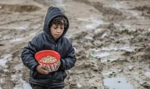 تواصل العائلات الفلسطينية النازحة المقيمة في مخيم الزوايدة وسط قطاع غزة حياتها اليومية في ظل ظروف قاسية داخل خيام متهالكة لا توفر أي حماية أو دفء من برد الشتاء القارس، 18 يناير/كانون الثاني 2026. صورة: رمزي أبو عامر