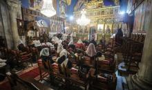 حضر مسيحيون أرثوذكس يحتفلون بعيد الميلاد وفقًا للتقويم الشرقي قداسًا في كنيسة القديس بورفيريوس اليونانية الأرثوذكسية في غزة في 7 يناير/كانون ثاني 2026. صورة من عمر أشتوي