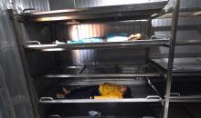 ينعى الفلسطينيون أرواح ذويهم بعد أن استهدفت القوات الإسرائيلية خيمةً تؤوي نازحين مدنيين بطائرة مسيرة في خان يونس جنوب قطاع غزة في 31 يناير/كانون الثاني 2026. (صورة: طارق محمد)