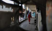 عائلات فلسطينية نزحت جراء الهجمات الإسرائيلية منذ 7 أكتوبر/تشرين الأول 2023، تأوي إلى مدرسة تابعة لوكالة الأونروا في حي تل الهوى بمدينة غزة. 26 يناير/كانون الثاني 2026، بعدسة عمر أشتوي