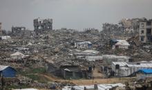 يواصل الفلسطينيون النازحون، الذين لجأوا إلى خيام مؤقتة ومدارس أو منازل متضررة بشدة، حياتهم وسط الأزمة الإنسانية المستمرة الناجمة عن الحصار الإسرائيلي في مخيم جباليا، شمال قطاع غزة، في 18 يناير/كانون الثاني 2026. صورة: عمر أشتوي