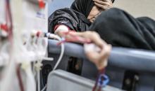 يخضع مرضى فلسطينيون مصابون بالفشل الكلوي لجلسات غسيل الكلى في مستشفى شهداء الأقصى بدير البلح، وسط وانتظار مستمر لفتح معبر رفح لتلقي العلاج خارج قطاع غزة، 1 فبراير/شباط 2026. تصوير: رمزي أبو عامر
