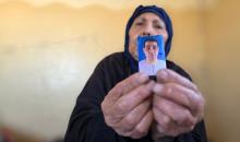 المسنة زهر شراب تنتظر معرفة مصير ابنها المفقود من ذوي الإعاقة الذهنية بعد تداول مستوطنين صورة له على مواقع التواصل مرفقة بتعليق عنصري، خان يونس، جنوب قطاع غزة، 26 فبراير/شباط 2026. تصوير: طارق محمد