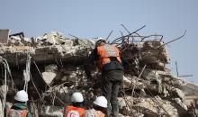 فرق الدفاع المدني التنسيق مع اللجنة الدولية للصليب الأحمر تطلق حملةً لانتشال نحو 67 جثة من عائلة أبو نصر، من تحت أنقاض منزل استهدفه الجيش الإسرائيلي خلال الحرب في بيت لاهيا، شمال قطاع غزة. 15 فبراير/شباط 2026. صورة: عمر أشتوي