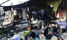 يتفقد فلسطينيون الأضرار التي لحقت بمنازلهم وممتلكاتهم في مستوطنة سوسيا، جنوب الخليل، عقب هجمات شنها مستوطنون يهود الليلة الماضية. الخليل، الضفة الغربية، 25 فبراير/شباط 2026. تصوير: مأمون وزواز