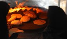 مجموعة من النساء يعملن داخل مخبز أُنشئ في مخيم اليرموك للاجئين بمدينة غزة، ضمن مبادرة إنسانية بالشراكة مع اللجنة الدولية للصليب الأحمر، 25 فبراير/شباط 2026. تصوير: عمر أشتوي