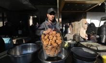 مشهد من الأسواق والبازارات في مخيم النصيرات، وسط قطاع غزة، حيث يستعد المواطنون للإفطار خلال شهر رمضان، في 22 فبراير/شباط 2026. تصوير: معز صالحي