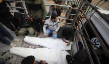 ودّع فلسطينيون جثماني مواطنين اثنين في مستشفى الشفاء بمدينة غزة. استشهد الرجلان في هجوم إسرائيلي استهدف مجموعة من المدنيين قرب حديقة المحطة في شارع يافا، شرق مدينة غزة، في 26 فبراير/شباط 2026. (صورة: عمر أشتوي)