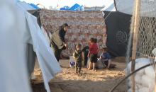 وسط خيام النازحين في المخيم المصري بمنطقة نتساريم وسط قطاع غزة، يحاول السكان الحفاظ على تفاصيل حياتهم اليومية رغم الظروف القاسية والنقص الحاد في الضروريات الأساسية كالمأوى والغذاء والماء النظيف. وسط قطاع غزة، ١٢ فبراير ٢٠٢٦. تصوير: محمد الأسود