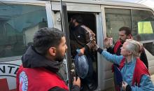 نقلت اللجنة الدولية للصليب الأحمر ثمانية أسرى فلسطينيين إلى مستشفى شهداء الأقصى في دير البلح، وسط قطاع غزة، بعد إطلاق سراحهم من قبل القوات الإسرائيلية. ٢٦ فبراير/شباط ٢٠٢٦. صورة: أحمد إبراهيم