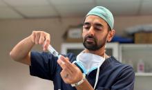 أطباء أجانب، ضمن وفد طبي وصل إلى قطاع غزة، يقدمون خدماتهم ويجرون عمليات جراحية للجرحى، ويتبادلون خبراتهم مع الأطباء والممرضين في مجمع ناصر الطبي بخان يونس،١٥ فبراير/شباط ٢٠٢٦. صورة: محمد سلامة  (APA Images)