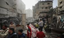 يتفقد فلسطينيون مبنىً متضرراً ومدمراً إلى حد كبير بعد استهدافه من قبل الجيش الإسرائيلي في حي النصر بمدينة غزة، في 31 يناير/كانون الثاني 2026. (صورة: عمر أشتوي)