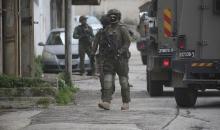 اقتحمت قوات الجيش الإسرائيلي مدينة نابلس، وداهمت العديد من المنازل وسط انتشار واسع النطاق في المنطقة وإطلاق قنابل الغاز المسيل للدموع، مما أسفر عن إصابة عدد من المواطنين بالاختناق. نابلس، الضفة الغربية، 26 فبرايرشباط 2026. صورة محمد ناصر