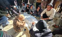 ودّع الفلسطينيون جثمان الشهيد أكرم حسن العرجاني في مستشفى ناصر بخان يونس. وقد قُتل في هجوم إسرائيلي في منطقة خان يونس، جنوب قطاع غزة. صورة: طارق محمد