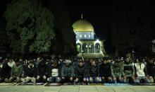 يؤدي الفلسطينيون صلاتي العشاء والتراويح في ساحات المسجد الأقصى في اليوم السادس من رمضان، القدس، 23 فبراير 2026. صورة من دائرة الأوقاف الإسلامية في القدس.