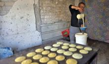 سليم البيوك ُيعدّ معجنات القطايف التقليدية باستخدام أساليب بدائية تعتمد على الحطب والنارمُواصلاً إحياء تقاليد شهر رمضان منذ أكثر من 20 عاماً، في سوق كراج رفح في خان يونس، جنوب قطاع غزة، في 12 فبراير/شباط 2026.تصوير: طارق محمد