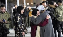 فلسطينيون قادمون من مصر عبر معبر رفح يصلون إلى مستشفى ناصر في خان يونس، قطاع غزة، في 21 فبراير/شباط 2026. صورة: طارق محمد/(APA Images)