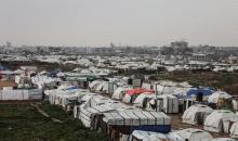 يواجه اللاجئون الفلسطينيون ظروفاً قاسية بعد أن غمرت الأمطار الغزيرة خيامهم في مخيم البريج بوسط قطاع غزة في 24 فبراير/شباط 2026. صورة: معز صالحي