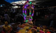 يتسوق الفلسطينيون في أول ليلة من شهر رمضان المبارك  في سوق الزاوية، الواقع في قلب مدينة غزة والذي تضرر بشدة جراء الحرب الإسرائيلية. يعرض الباعة بضائعهم على أكشاك مزينة بالفوانيس والأضواء وأطعمة رمضان. مدينة غزة، 17 فبراير/شباط 2026. تصوير: عمر أشتوي