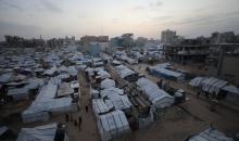 خيام النازحين متراكمة بين المباني المدمرة في وسط مدينة غزة، 11 فبراير/شباط 2026. تصوير: عمر أشتوي