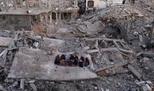 عائلة فلسطينية تتناول إفطارها خلال شهر رمضان على سطح منزلها الذي دمره قصف جوي إسرائيلي خلال حرب غزة في 27 فبراير/شباط 2026. صورة: عمر أشتوي