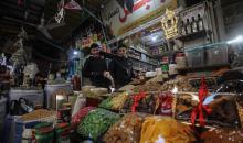 يتسوق الفلسطينيون في أول ليلة من شهر رمضان المبارك  في سوق الزاوية، الواقع في قلب مدينة غزة والذي تضرر بشدة جراء الحرب الإسرائيلية. يعرض الباعة بضائعهم على أكشاك مزينة بالفوانيس والأضواء وأطعمة رمضان. مدينة غزة، 17 فبراير/شباط 2026. تصوير: عمر أشتوي