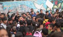 يتظاهر طلاب فلسطينيون من مدارس الأونروا في مخيم بلاطة، شرق نابلس بالضفة الغربية، احتجاجًا على خفض الأونروا للخدمات في مخيمات الضفة، وذلك في 9 فبراير/شباط 2026. (صورة: محمد ناصر)