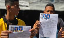 اصطف فلسطينيون أمام مكتب وزارة الداخلية في خان يونس، جنوب قطاع غزة، للحصول على بطاقات هوية خضراء، بدأت مكاتب وزارة الداخلية في قطاع غزة بإصدارها مؤخراً بالتنسيق مع رام الله. ٢٥ فبراير/شباط ٢٠٢٦. تصوير: طارق محمد