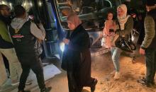 فلسطينيون قادمون من مصر عبر معبر رفح يصلون إلى مستشفى ناصر في خان يونس، قطاع غزة، في 21 فبراير/شباط 2026. صورة: طارق محمد/(APA Images)