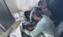 وصل جثمان مواطن إلى مستشفى شهداء الأقصى في دير البلح. وقد استشهد في غارة جوية إسرائيلية قرب وادي غزة وسط قطاع غزة. ١ فبراير ٢٠٢٦. صورة: أحمد إبراهيم