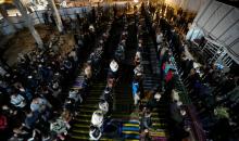 فلسطينيون يؤدون صلاة التراويح في أول ليلة من شهر رمضان على أنقاض مسجد الكنز المدمر في مدينة غزة، في 17 فبراير/شباط 2026. وكان مفتي القدس والأراضي الفلسطينية قد أعلن أن يوم الأربعاء 18 فبراير/شباط 2026 هو أول أيام رمضان. (صورة: عمر أشتوي)