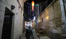 يتوجه فلسطينيون إلى المسجد العمري الكبير في مدينة غزة لأداء صلاة ليلة القدر، إحدى أقدس ليالي شهر رمضان المبارك، في 17 أبريل/نيسان 2023 (صورة: محمود ناصر/ apaimages)