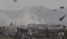 الدخان يتصاعد في أعقاب انفجار بعد أن شنت إسرائيل والولايات المتحدة ضربات على إيران (رويترز).webp