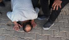 اجتمع أقارب وأحباء مجموعة من الأسرى الفلسطينيين الذين أفرجت عنهم القوات الإسرائيلية، أثناء نقلهم إلى مستشفى شهداء الأقصى لإجراء فحوصات طبية في دير البلح بوسط قطاع غزة، وذلك عبر اللجنة الدولية للصليب الأحمر،  23 فبراير/شباط 2026،  (صورة: أحمد إبراهيم)