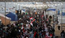 يتجمع فلسطينيون نازحون لتناول وجبة الإفطار، وهي وجبة كسر الصيام، خلال شهر رمضان المبارك في مخيم خيام يؤويهم، بحي الزهراء وسط قطاع غزة، يوم السبت 21 فبراير/شباط 2026. تصوير: عمر أشتوي