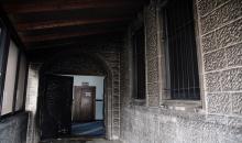 يتفقد فلسطينيون المدخل المحترق لمسجد أبو بكر الصديق في قرية تل، غرب نابلس بالضفة الغربية، في 23 فبراير/شباط 2026، عقب هجوم نُسب إلى مستوطنين يهود. صورة: محمد ناصر