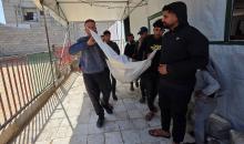 شُيّع جثمان أسامة أحمد عبد العزيز النجار (46 عامًا) في مستشفى ناصر بخان يونس، وذلك خلال مراسم الدفن. وكان النجار قد قُتل في غارة جوية إسرائيلية بطائرة مسيرة في منطقة قزان النجار، جنوب خان يونس، 21 فبراير/شباط 2026. (صورة: طارق محمد)