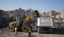 برنامج الأمم المتحدة الإنمائي يطلق عمليات تنظيف في أحد أكبر مواقع النفايات بمدينة غزة، والذي يُشكّل خطراً جسيماً على الصحة العامة، في منطقة سوق فراس على طول شارع عمر المختار ، 11 فبراير/شباط 2026. (صورة: عمر أشتوي)