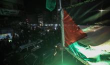 يتسوق الفلسطينيون في أول ليلة من شهر رمضان المبارك  في سوق الزاوية، الواقع في قلب مدينة غزة والذي تضرر بشدة جراء الحرب الإسرائيلية. يعرض الباعة بضائعهم على أكشاك مزينة بالفوانيس والأضواء وأطعمة رمضان. مدينة غزة، 17 فبراير/شباط 2026. تصوير: عمر أشتوي