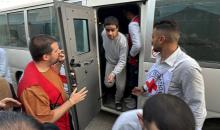 اللجنة الدولية للصليب الأحمر تنقل 8 أسرى فلسطينيين إلى مستشفى شهداء الأقصى في دير البلح، وسط قطاع غزة، بعد إطلاق سراحهم من قبل القوات الإسرائيلية. ١٦ فبراير/شباط ٢٠٢٦. صورة: أحمد إبراهيم